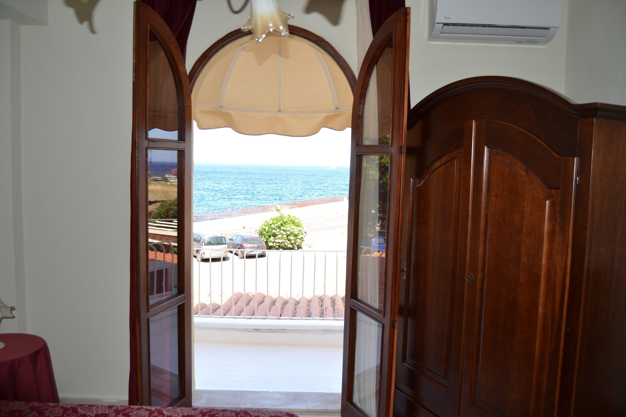 Hotel Porto Azzurro Джардини Наксос Екстериор снимка