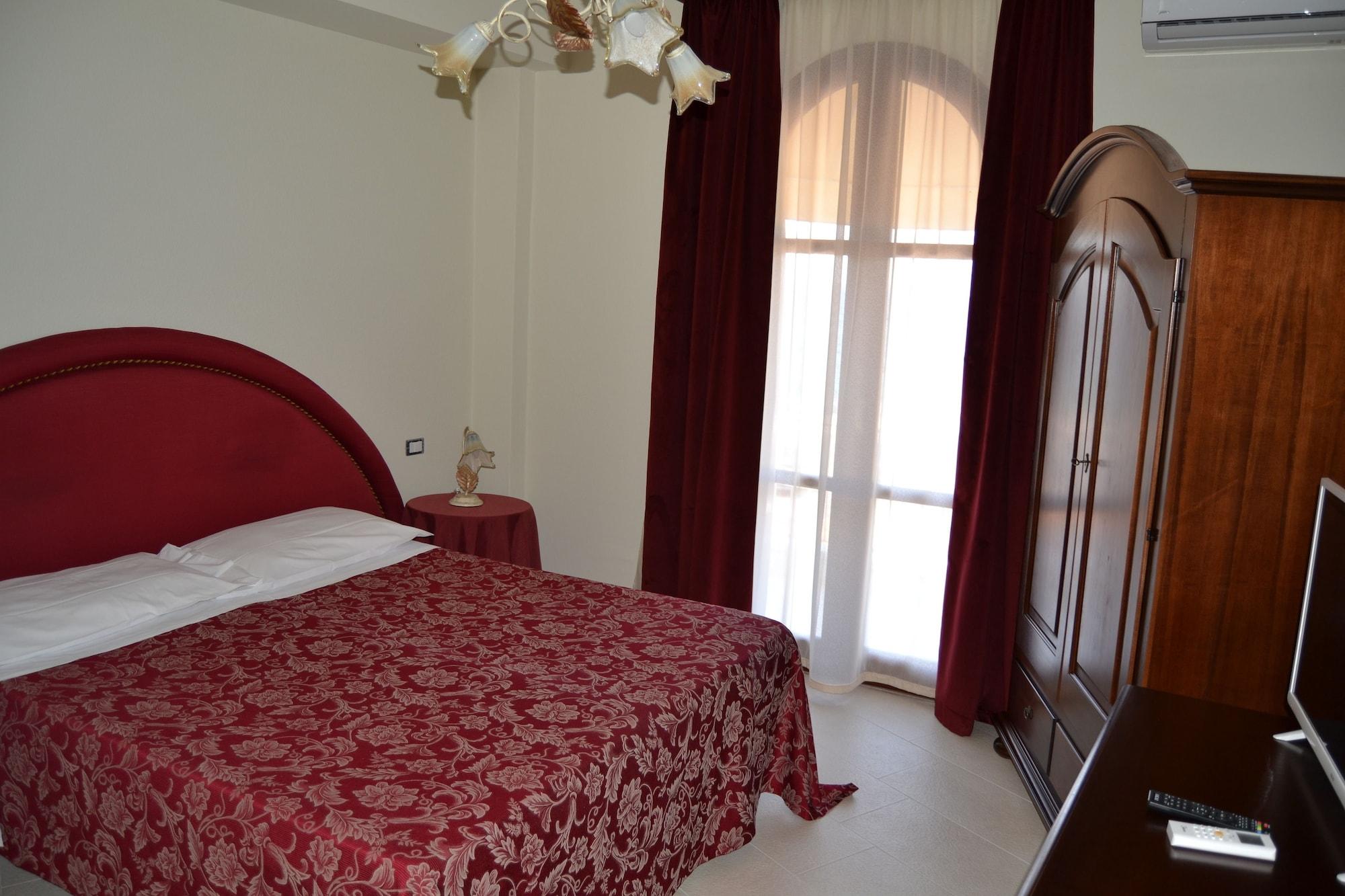 Hotel Porto Azzurro Джардини Наксос Екстериор снимка