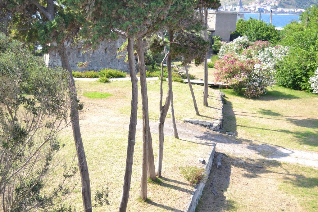 Hotel Porto Azzurro Джардини Наксос Екстериор снимка