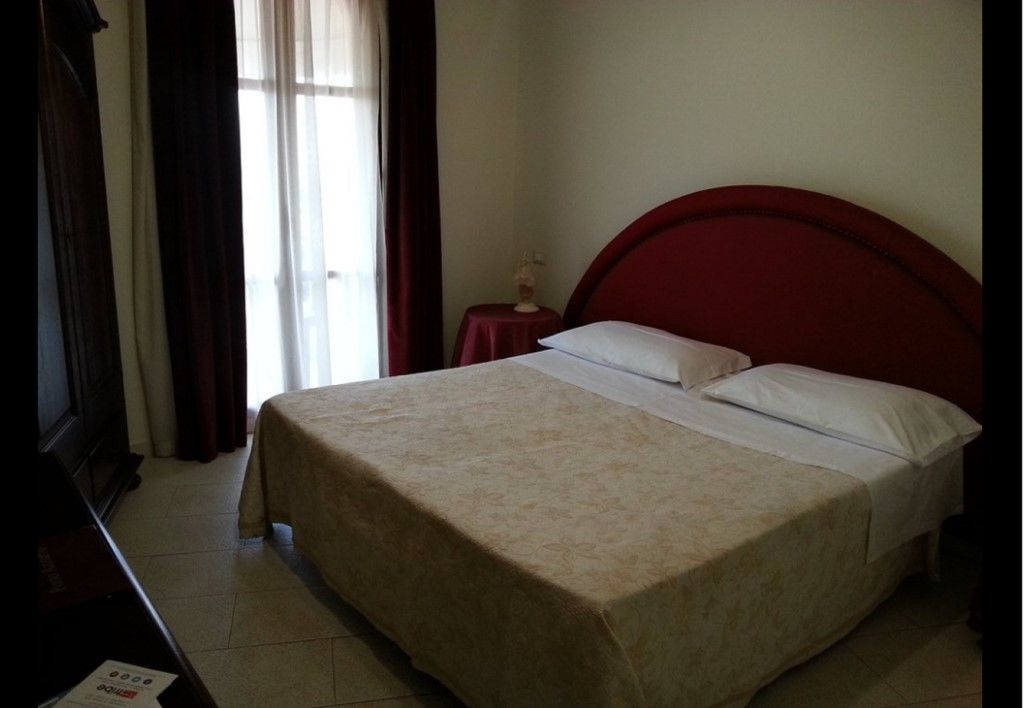 Hotel Porto Azzurro Джардини Наксос Екстериор снимка